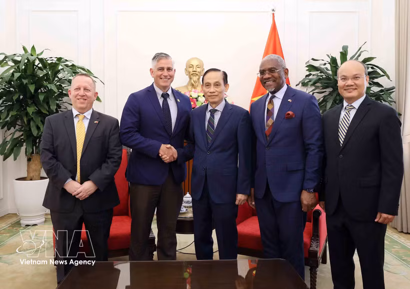 Le ministre des Affaires étrangères, Le Hoai Trung et des délégués. Photo : VNA