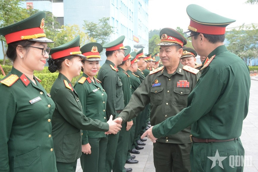 L'accueil du général de division Vanthong Bouttavong, chef adjoint de l'état-major général de l'Armée populaire lao. Photo : VNA