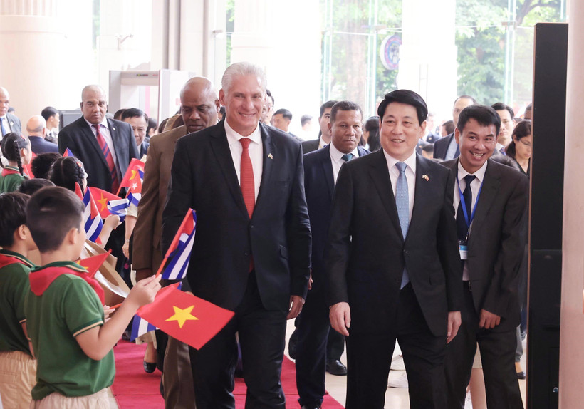 Le président Luong Cuong (droite) et le premier secrétaire du Comité central du Parti communiste de Cuba, président cubain, Miguel Díaz-Canel Bermúdez au grand meeting marquant le 65ᵉ anniversaire de l’établissement des relations diplomatiques entre le Vietnam et Cuba. Photo : VNA