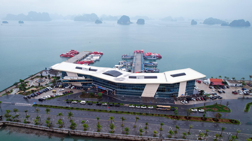 Le port de passagers d'Ao Tien propose des visites touristiques dans la baie de Bai Tu Long. Photo : VNA