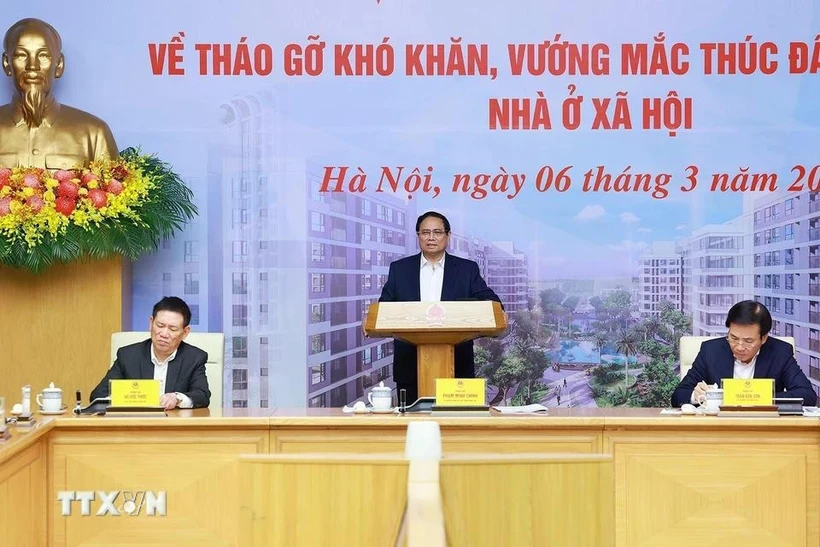 Le Premier ministre Pham Minh Chinh préside le 6 mars à Hanoï la Conférence nationale en ligne sur le règlement des difficultés et des obstacles et la promotion du développement de logements sociaux. Photo : VNA