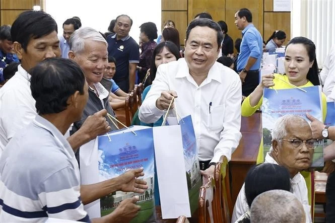 Le président de l'AN Tran Thanh Man offre des cadeaux aux démunis de Tra Vinh. Photo : VNA