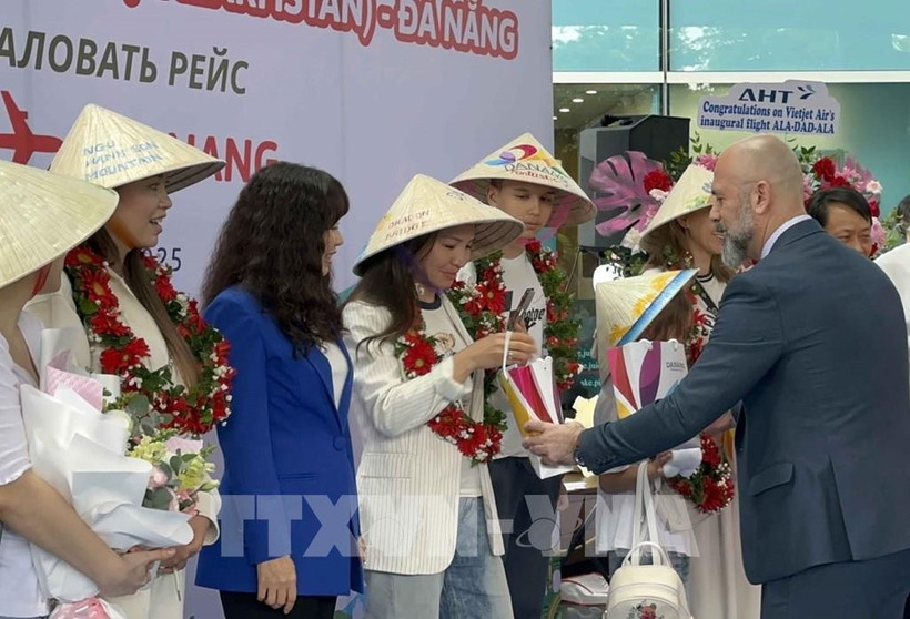 Da Nang accueille des touristes étrangers. Photo : VNA