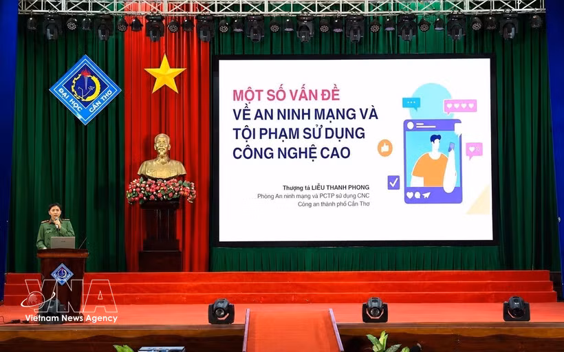 Un représentant du Département de la sécurité politique intérieure de la Police de Can Tho dispense des informations sur la cybersécurité aux étudiants de l'Université de Can Tho. Photo : VNA.