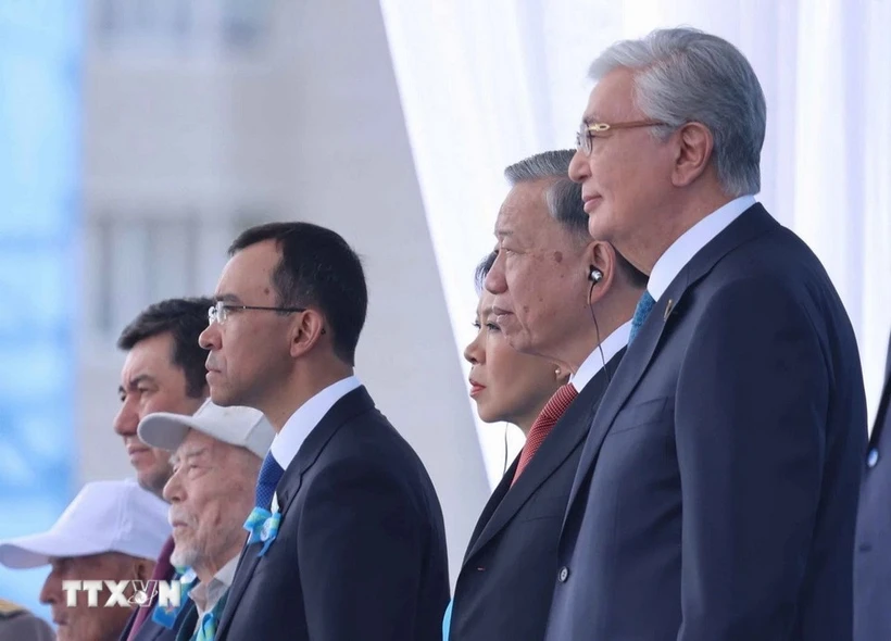 Le secrétaire général du Parti To Lam (2e à droite) et son épouse assistent à la parade militaire au Kazakhstan. Photo : VNA