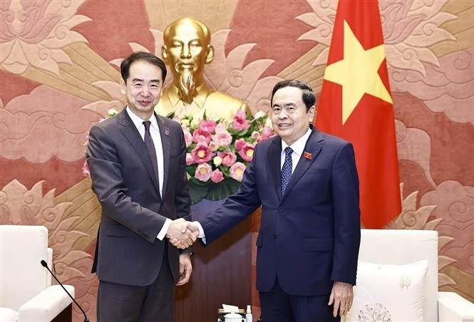 Le président de l'Assemblée nationale du Vietnam Tran Thanh Man (droite) a reçu le 9 janvier à Hanoï l’ambassadeur de Chine au Vietnam, He Wei. Photo : VNA