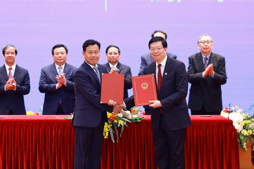 Les dirigeants de l'Université nationale de Hanoï (VNU Hanoï) et de l'Université Tsinghua de Chine signent et échangent un document de coopération sur l'échange d'étudiants en mars 2025. Photo : VNA