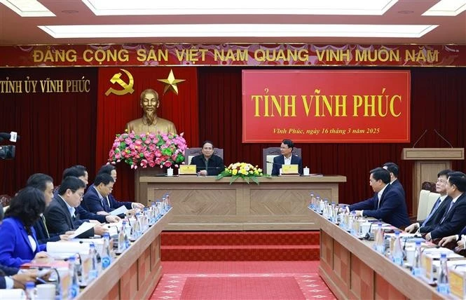 Le Premier ministre Pham Minh Chinh a travaillé avec la Permanence du Comité provincial du Parti sur la situation de développement socio-économique et la réponse aux propositions et recommandations pour que la province se développe rapidement et durablement. Photo : VNA