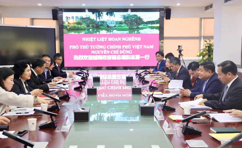 La séance de travail du vice-Premier ministre Nguyen Chi Dung et les responsables de la ville de Shenzhen. Photo : VNA