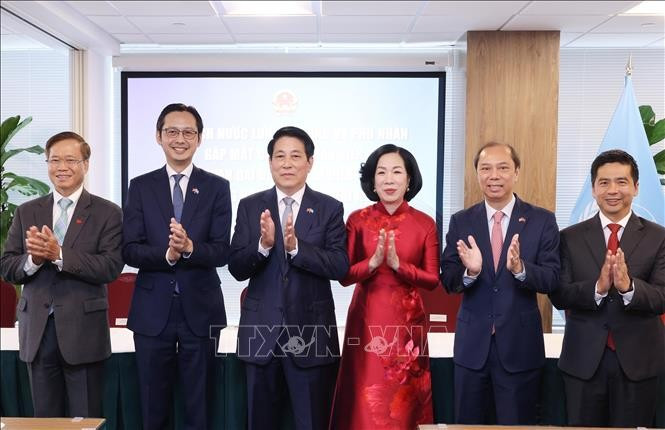 Le président Luong Cuong, son épouse et la délégation vietnamienne de haut rang ont rendu visite, le 24 septembre (heure locale) à New York, au siège de la Mission permanente du Vietnam auprès de l’ONU. Photo : VNA
