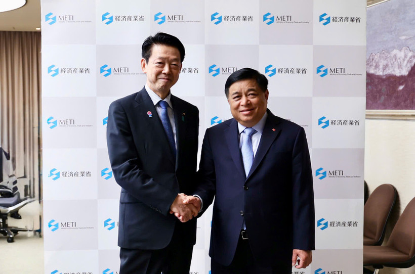 Le vice-Premier ministre Nguyen Chi Dung rencontre à Tokyo le ministre japonais de l'Économie, du Commerce et de l'Industrie Muto Yoji. Photo : VNA