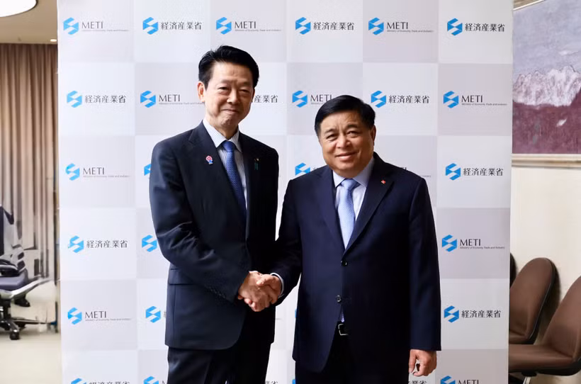 Le vice-Premier ministre Nguyen Chi Dung rencontre à Tokyo le ministre japonais de l'Économie, du Commerce et de l'Industrie Muto Yoji. Photo : VNA
