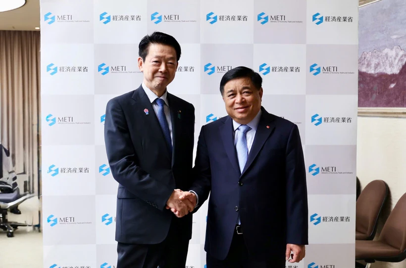 Le vice-Premier ministre Nguyen Chi Dung rencontre à Tokyo le ministre japonais de l'Économie, du Commerce et de l'Industrie Muto Yoji. Photo : VNA