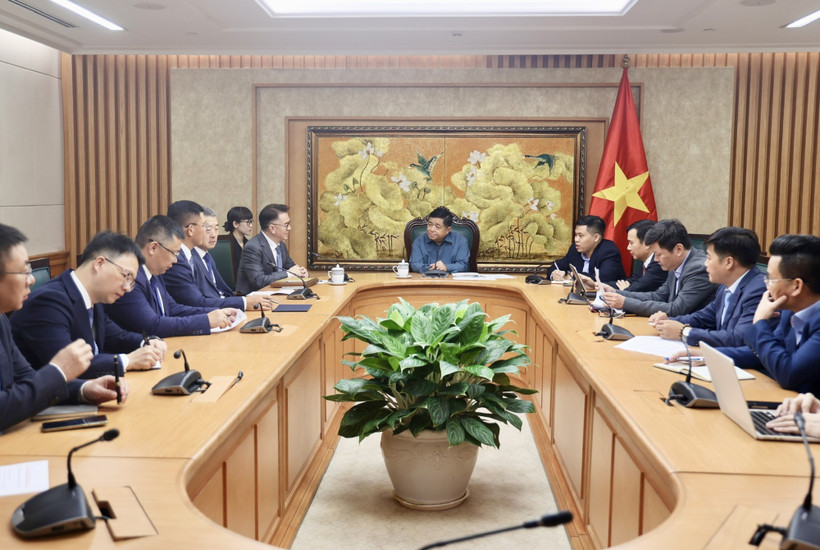 Le vice-Premier ministre Nguyen Chi Dung (centre) a reçu le 14 octobre à Hanoï Wang Cheng, directeur général du groupe chinois TCL. Photo : VNA