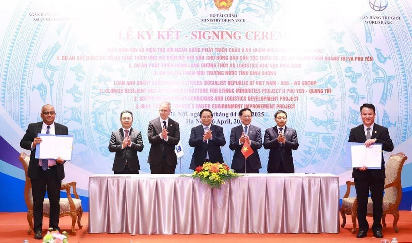 Le Premier ministre Pham Minh Chinh (centre) à la cérémonie de signature. Photo : VNA