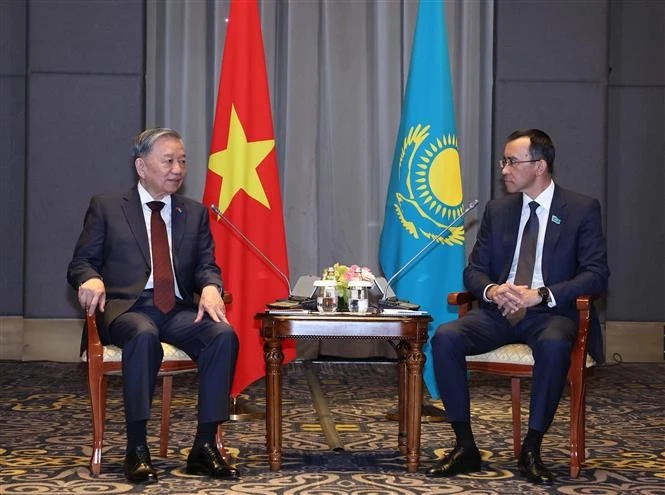Le secrétaire général du Comité central du Parti communiste du Vietnam To Lam (gauche) rencontre le 5 mai à Astana, le président du Sénat du Kazakhstan, Maulen Ashimbayev. Photo : VNA
