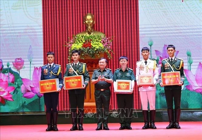 Le général de corps d’armée Hoang Xuan Chien, membre du Comité central du Parti, membre de la Commission militaire centrale, vice-ministre de la Défense, assigne des tâches et encourage l'Armée populaire du Vietnam à participer au défilé militaire sur la place Rouge. Photo : VNA
