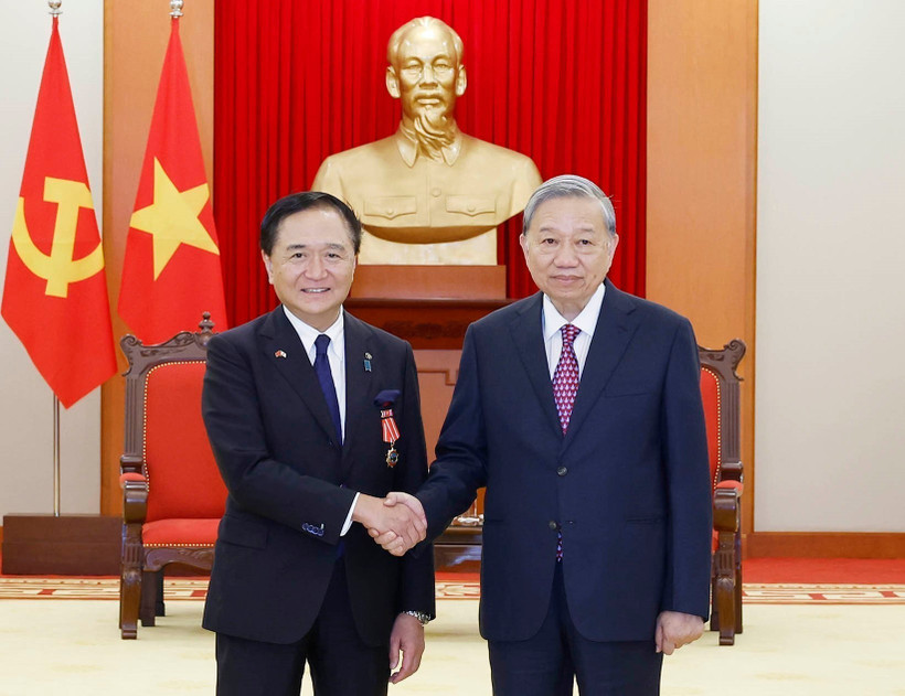 Le secrétaire général du Parti communiste du Vietnam To Lam (droite) a reçu, le 15 novembre à Hanoï, Kuroiwa Yuji, gouverneur de la préfecture de Kanagawa. Photo : VNA