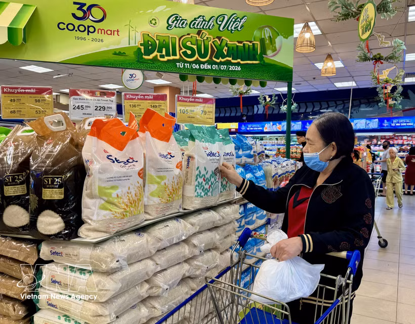 Des gens font leurs achats dans le supermarché Co.opmart Ly Thuong Kiet, à Ho Chi Minh-Ville. Photo : VNA