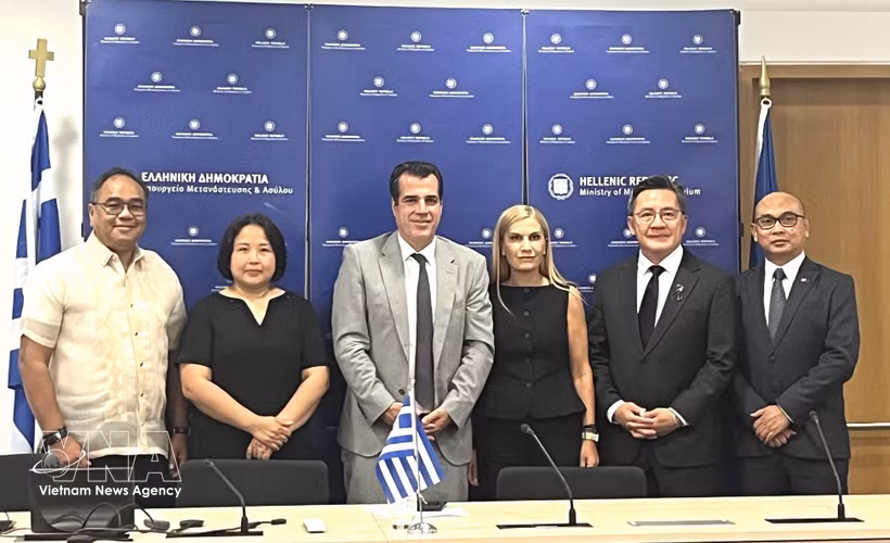 L'ambassadrice du Vietnam en Grèce, Pham Thi Thu Hươnge (2e à gauche), des ambassadeurs des pays de l'ASEAN accrédités en Grèce et le ministre grec de la Migration et de l'Asile, Athanasios Plevris. Photo : VNA