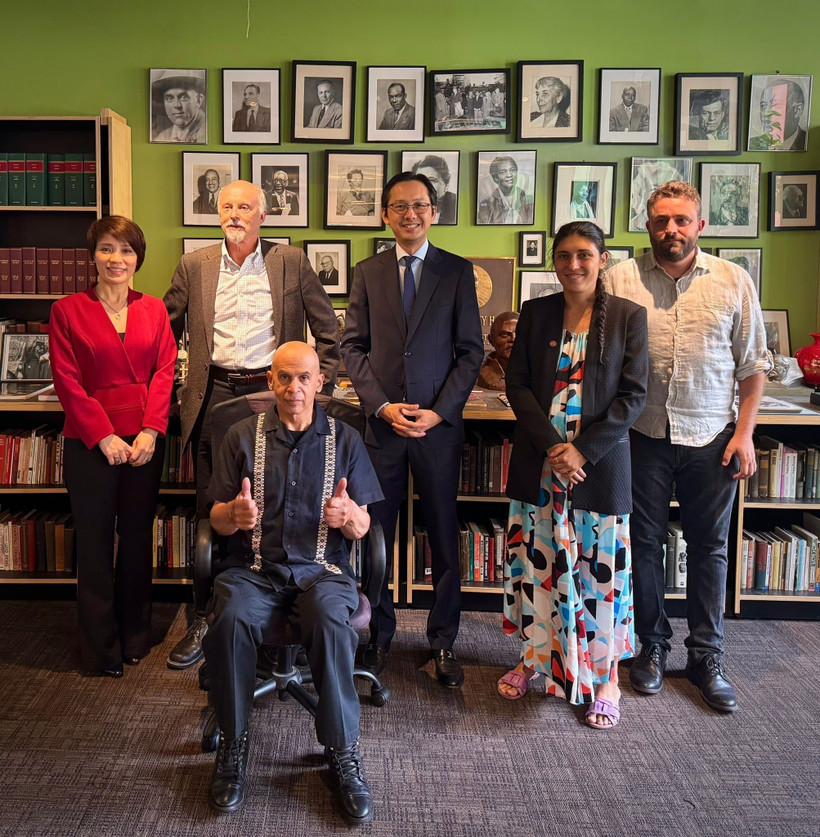 L'ambassadeur Đô Hung Viêt (Centre) et des communistes américains. Photo : VNA