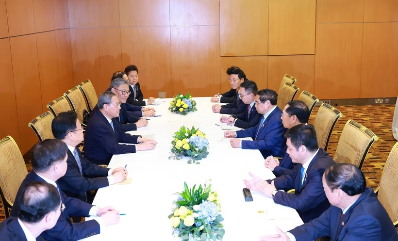 Le Premier ministre Pham Minh Chinh s'entretient avec le Premier ministre chinois Li Qiang dans le cadre de sa visite officielle en Malaisie et de sa participation au 46e Sommet de l'ASEAN et aux sommets connexes à Kuala Lumpur. Photo : VNA
