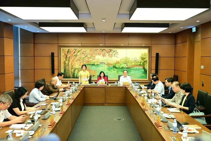 Des députés discutent en groupe. Photo : VNA