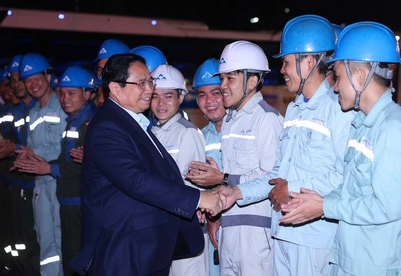 Le Premier ministre et des travailleurs du complexe sidérurgique de Hoa Phat Dung Quat à Quang Ngai. Photo : VNA