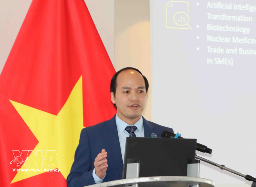 Phung Quoc Tri, président de l’Association des intellectuels vietnamiens en Belgique-Luxembourg (ViLaB), au séminaire. Photo : VNA