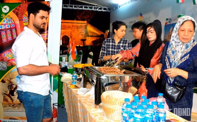 Présentation de la cuisine musulmane au Festival du tourisme de Hanoï 2025. Photo : qdnd.vn