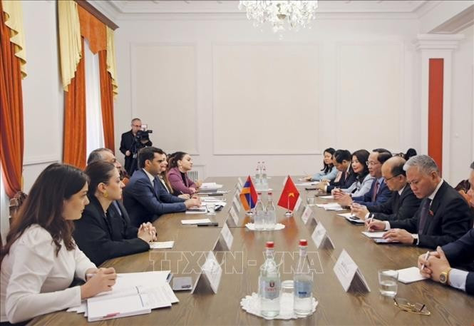La séance de travail entre le vice-président de l'Assemblée nationale Tran Quang Phuong et le premier vice-président de l'Assemblée nationale d’Arménie, Hakob Arshakyan. Photo : VNA