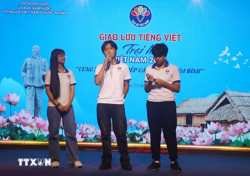 Des Vietnamiens d'outre-mer participent au concours d'échange de langue vietnamienne. Photo : VNA