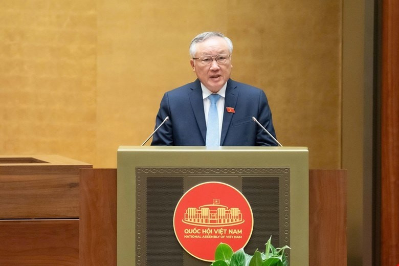Le vice-Premier ministre permanent Nguyen Hoa Binh a présenté le rapport récapitulatif du mandat 2021-2026 du gouvernement. Photo : VNA