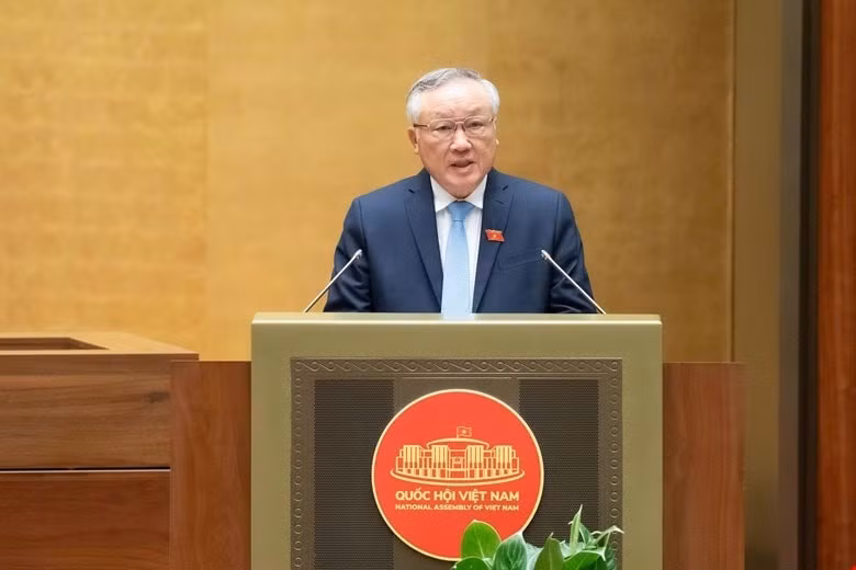 Le vice-Premier ministre permanent Nguyen Hoa Binh a présenté le rapport récapitulatif du mandat 2021-2026 du gouvernement. Photo : VNA