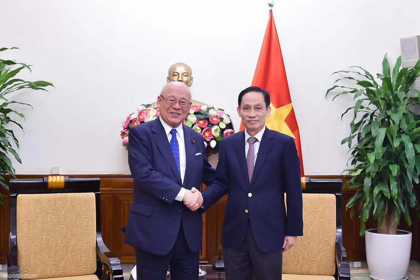 Le ministre des Affaires étrangères Le Hoai Trung (droite) et Takebe Tsutomu, conseiller spécial de l’Alliance des parlementaires d’amitié Japon – Vietnam. Photo : VNA