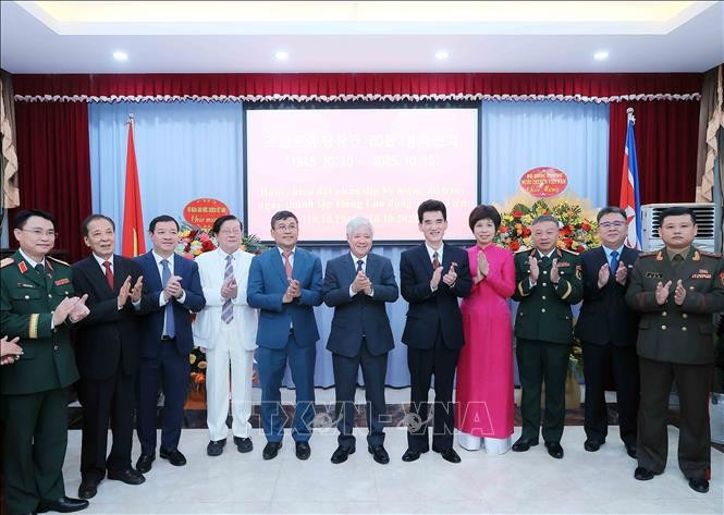Đo Văn Chien (centre), membre du Bureau politique, secrétaire du Comité central du Parti communiste du Vietnam et président du Comité central du Front de la Patrie du Vietnam, au banquet organisé à l’occasion du 80e anniversaire de la fondation du Parti du Travail de Corée. Photo : VNA