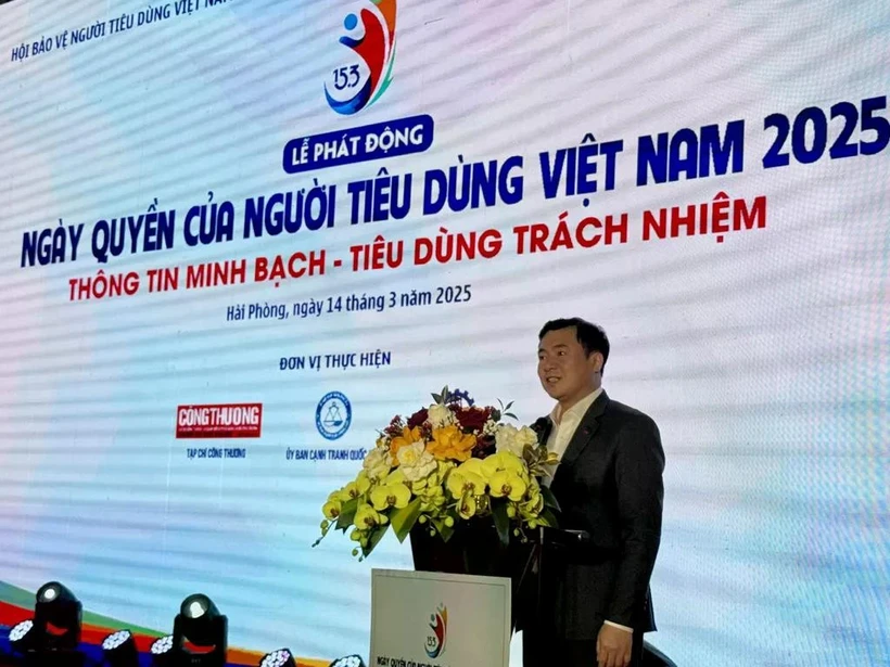 Le vice-ministre de l'Industrie et du Commerce, Nguyên Sinh Nhât Tân, a souligné que "la protection des droits légitimes des consommateurs est une responsabilité partagée entre les autorités, les entreprises et la société". Photo : Công Thuong/CVN