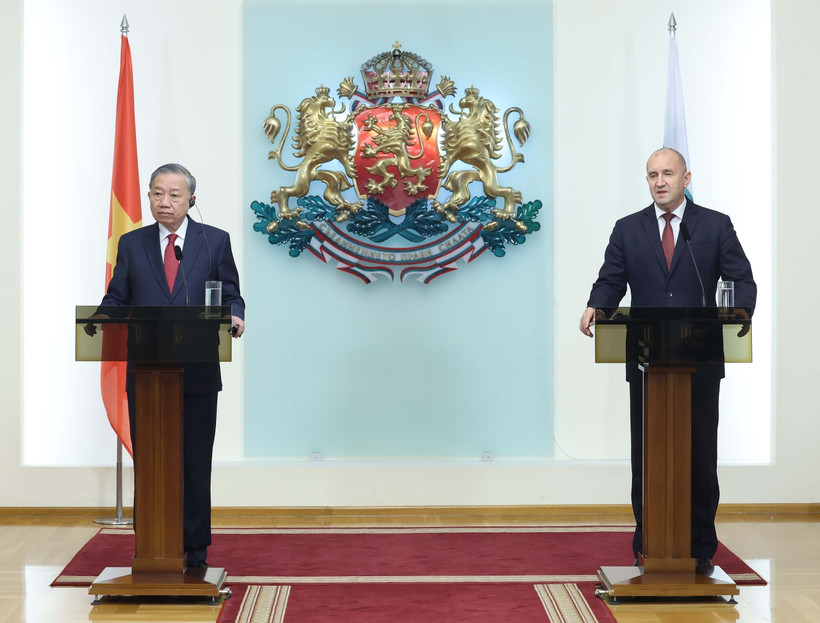 Le secrétaire général du Parti To Lam (gauche) et le président bulgare Rumen Radev rencontrent à Sofia la presse pour annoncer les résultats de leur entretien. Photo : VNA