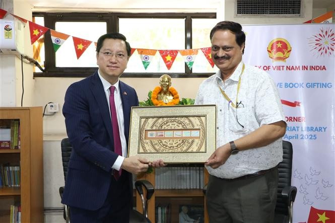 L'ambassadeur Nguyen Thanh Hai (gauche) offre une photo de timbres vietnamiens au représentant de la Bibliothèque du Secrétariat central de l'Inde. Photo : VNA
