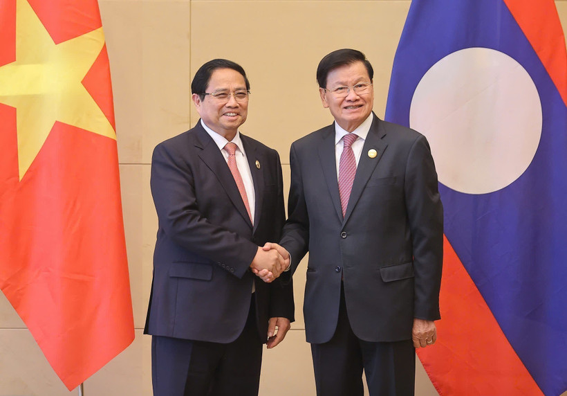 Le Premier ministre vietnamien Pham Minh Chinh (gacuhe) et le secrétaire général du Parti populaire révolutionnaire lao et président de la République démocratique populaire lao, Thongloun Sisoulith, à Tianjin. Photo : VNA