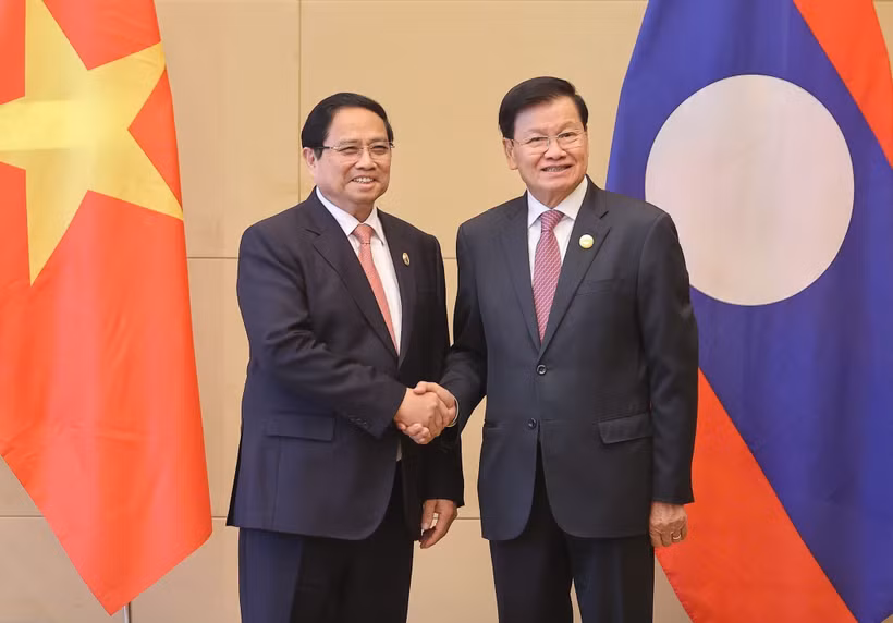 Le Premier ministre vietnamien Pham Minh Chinh (gacuhe) et le secrétaire général du Parti populaire révolutionnaire lao et président de la République démocratique populaire lao, Thongloun Sisoulith, à Tianjin. Photo : VNA