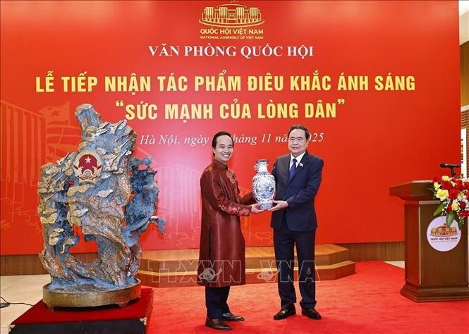 Le président de l'Assemblée nationale, Tran Thanh Man, remet un cadeau à l'artisan Bui Van Tu. Photo : VNA