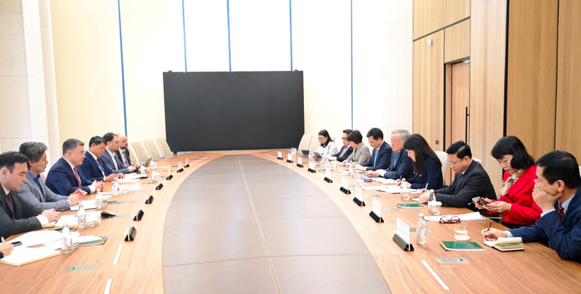 Le vice-Premier ministre permanent Nguyen Hoa Binh a tenu une séance de travail avec le gouverneur de la Banque centrale du Kazakhstan. Photo : VNA