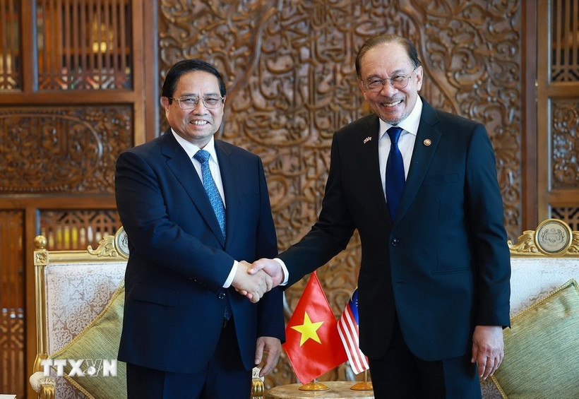 Le Premier ministre vietnamien Pham Minh Chinh rencontre son homologue malaisien Anwar Ibrahim en Malaisie. Photo : VNA