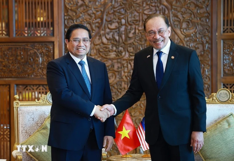 Le Premier ministre vietnamien Pham Minh Chinh rencontre son homologue malaisien Anwar Ibrahim en Malaisie. Photo : VNA
