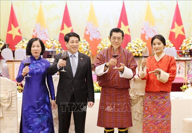 Le président Luong Cuong (deuxième à gauche) et son épouse président un banquet d’État en l’honneur du roi du Bhoutan et de son épouse. Photo : VNA