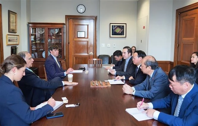 Le ministre vietnamien de l’Agriculture et de l’Environnement, Do Duc Duy travaille avec le sénateur John Boozman, président du Comité sénatorial de l’Agriculture, de la Nutrition et des Forêts. Photo : VNA