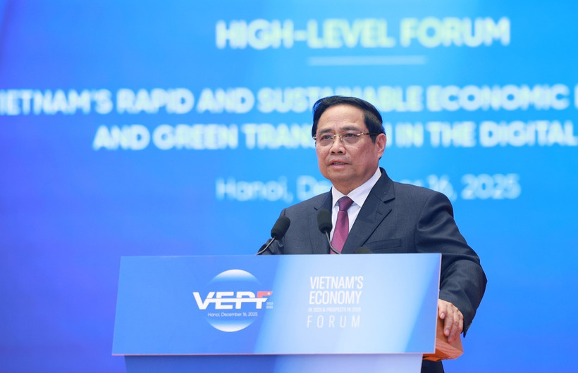 Le Premier ministre Pham Minh Chinh prend la parole lors du Forum économique du Vietnam 2025, perspectives 2026. Photo : VNA