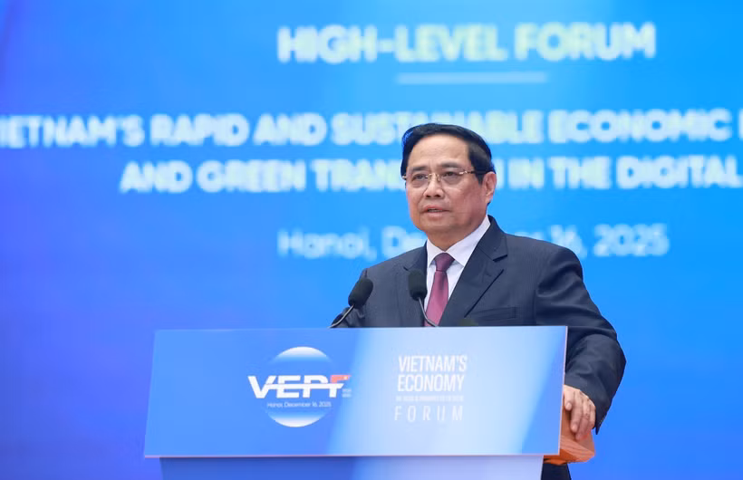 Le Premier ministre Pham Minh Chinh prend la parole lors du Forum économique du Vietnam 2025, perspectives 2026. Photo : VNA