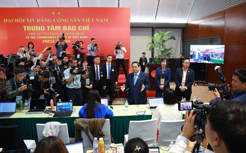 Le Premier ministre Pham Minh Chinh au Centre de presse du congrès. Photo : VNA